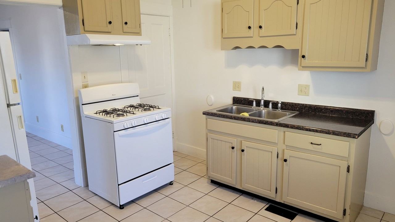 317 E 5th St - Photo 3 of 10