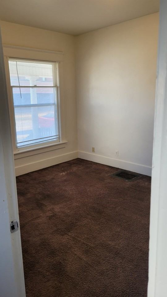 317 E 5th St - Photo 6 of 10