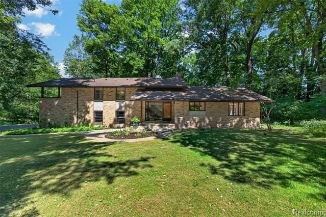 7388 Lindenmere Dr - Photo 2 of 43