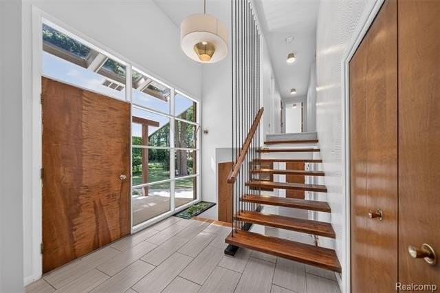 7388 Lindenmere Dr - Photo 4 of 43