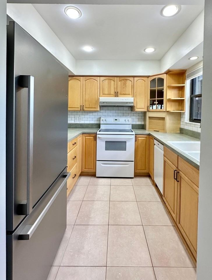 13509 S Indian River Dr #406 - Photo 5 of 24