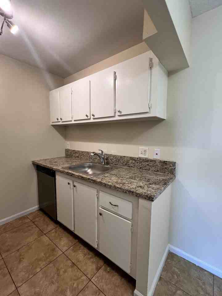 1500 N Congress Ave #B20 - Photo 7 of 24