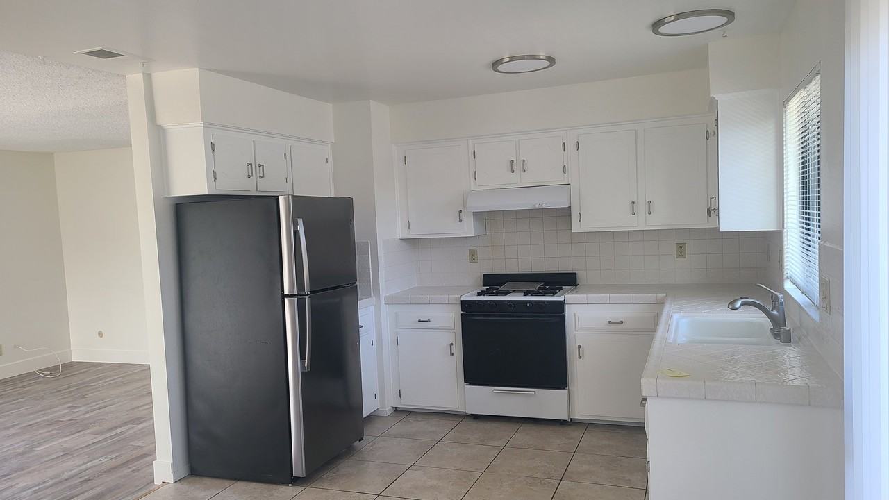 194 S Elm St - Photo 2 of 7