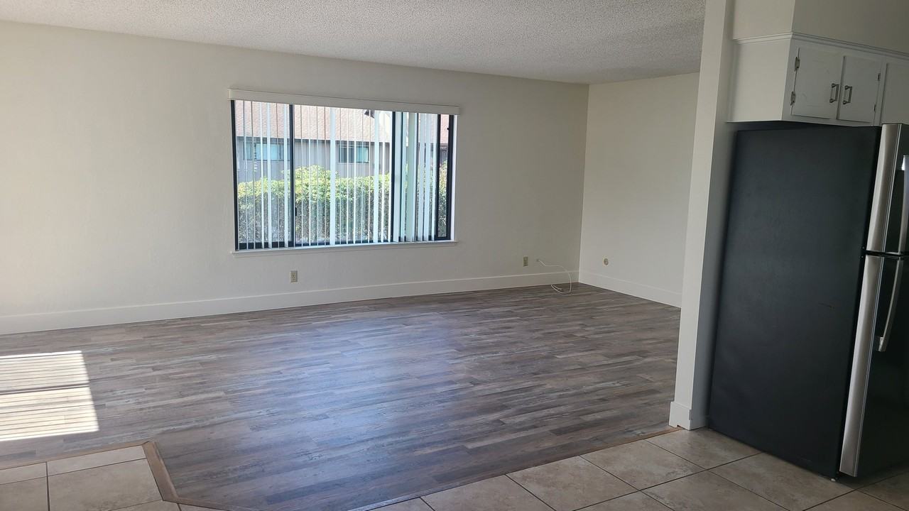 194 S Elm St - Photo 3 of 7