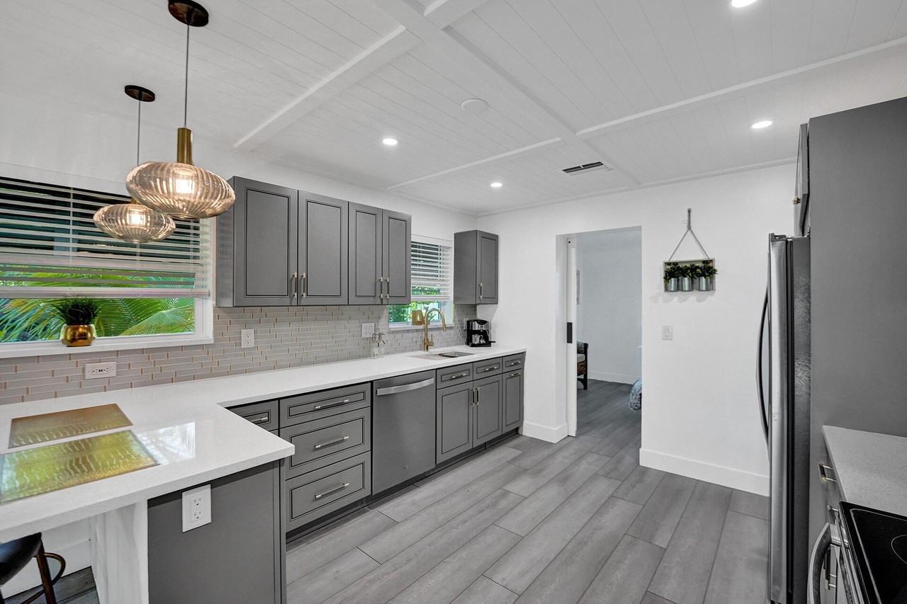 251 Ne 17th St - Photo 5 of 22