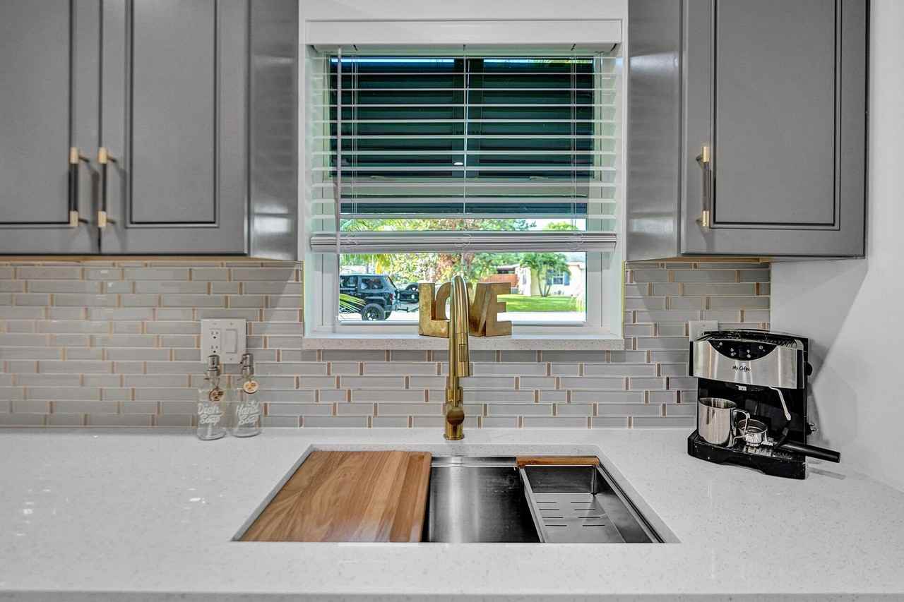 251 Ne 17th St - Photo 7 of 22