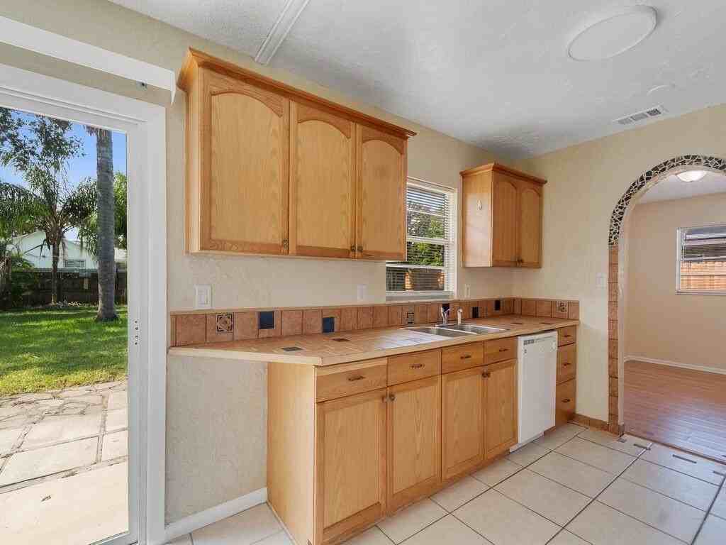 819 Sw Amethist Ter - Photo 3 of 29