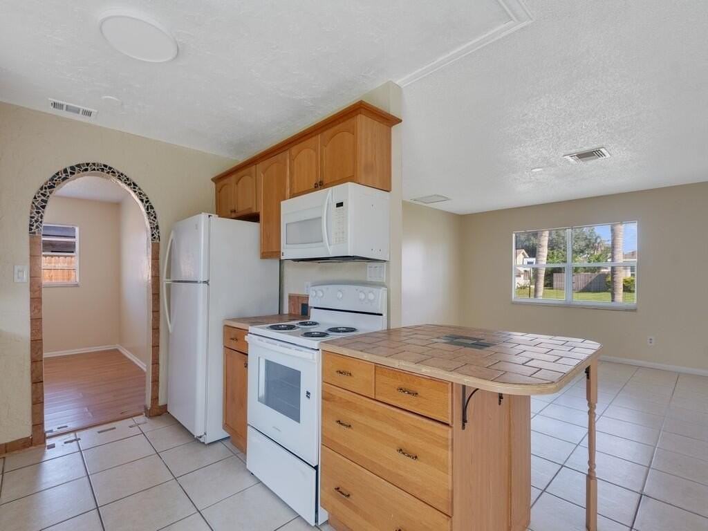 819 Sw Amethist Ter - Photo 4 of 29