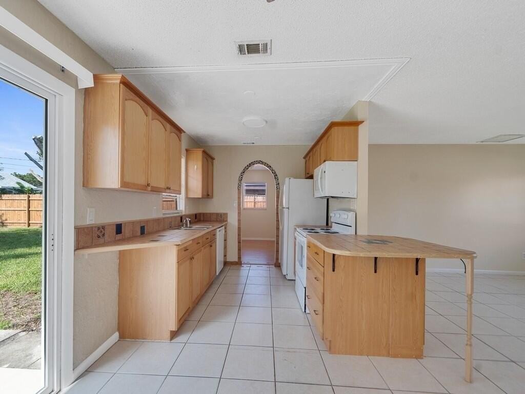 819 Sw Amethist Ter - Photo 5 of 29