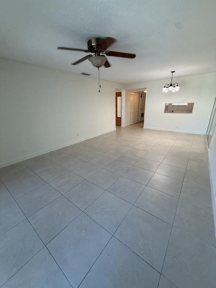 5515 Lakewood Cir N #124 - Photo 4 of 10