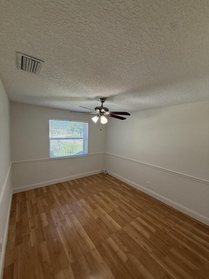 5515 Lakewood Cir N #124 - Photo 5 of 10