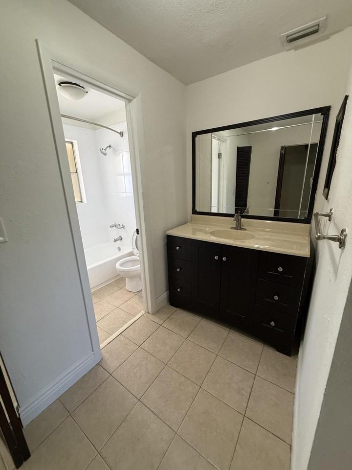 5515 Lakewood Cir N #124 - Photo 6 of 10