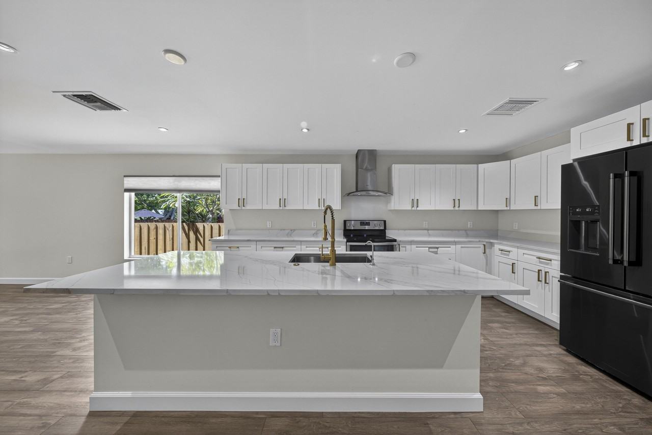 410 Ne 34th St - Photo 5 of 37