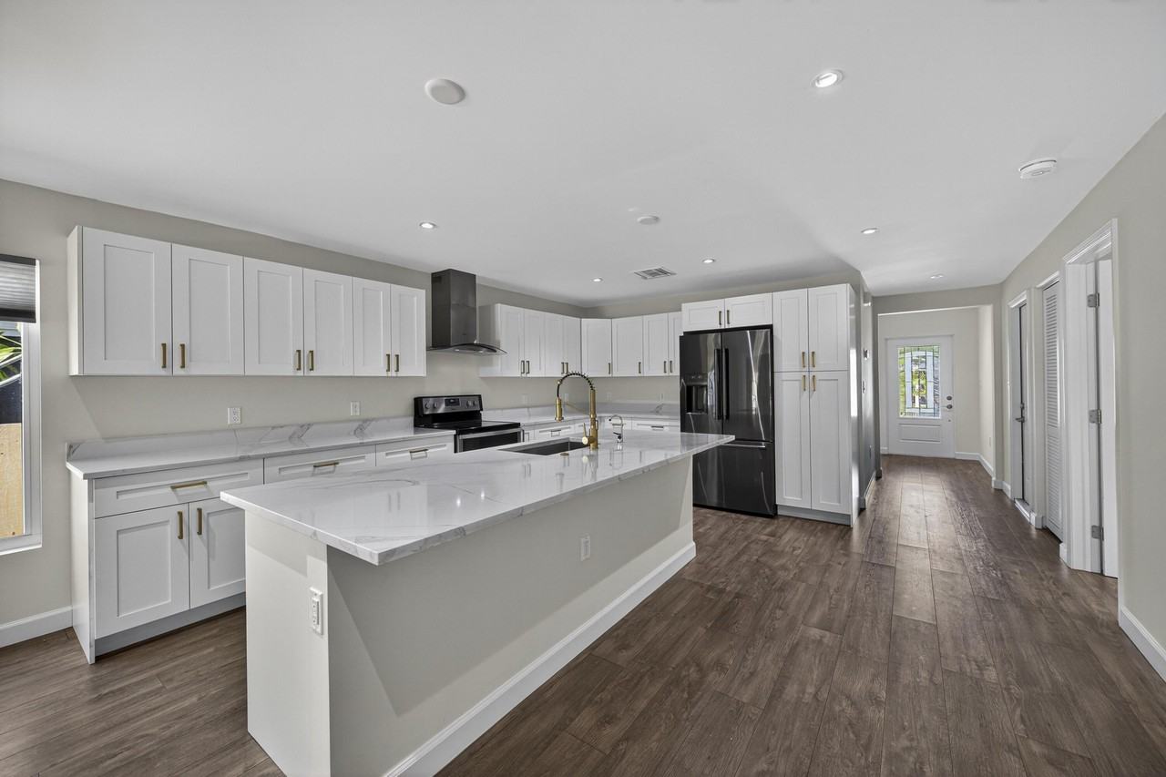 410 Ne 34th St - Photo 6 of 37