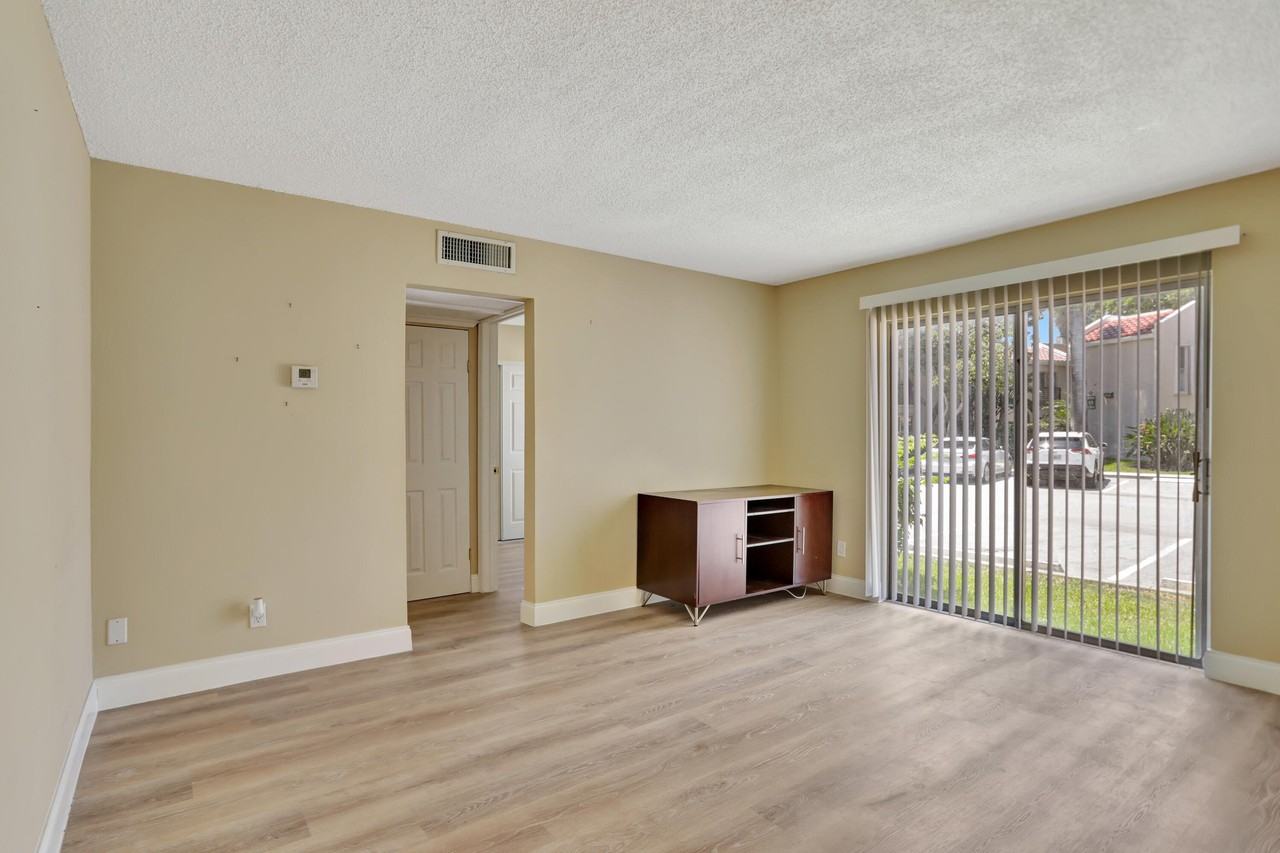 5314 Ne 6th Ave #F20 - Photo 2 of 22