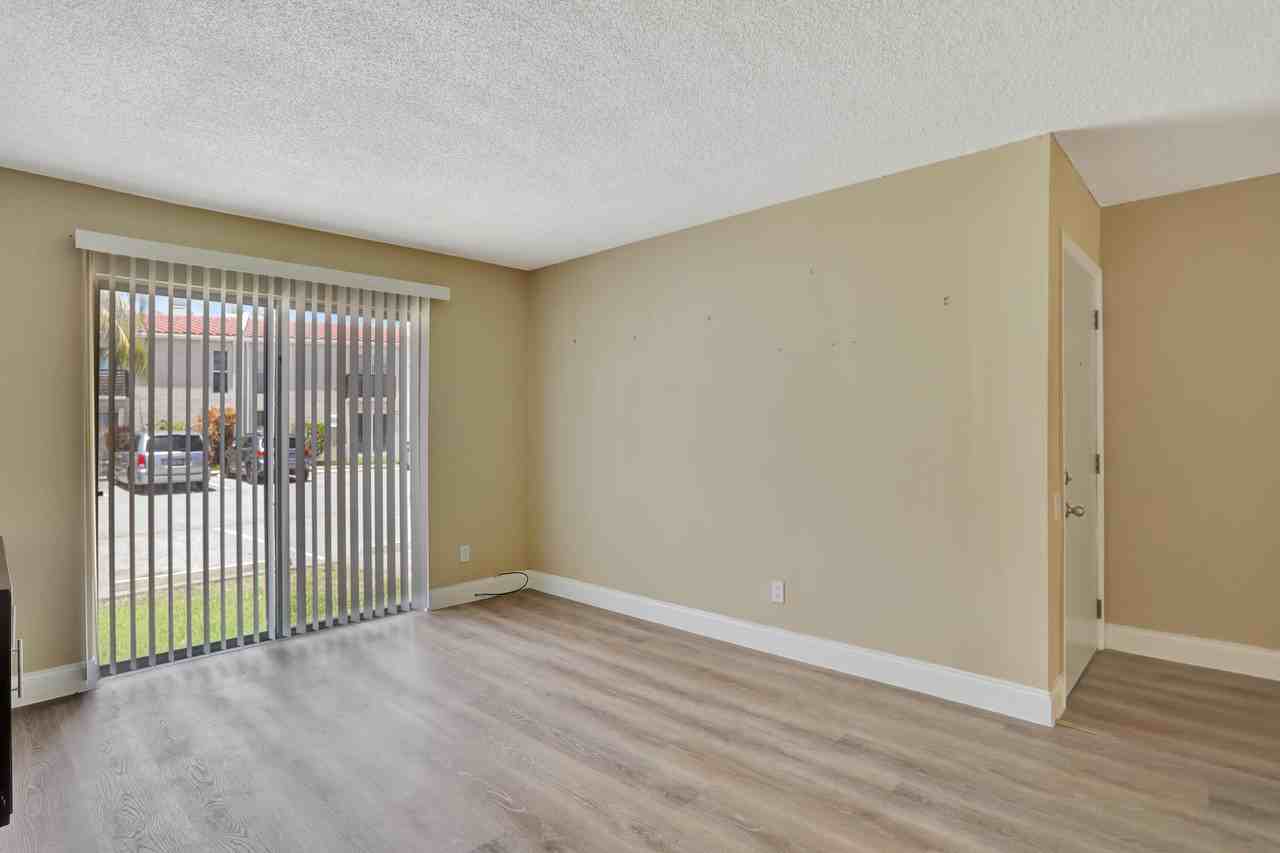 5314 Ne 6th Ave #F20 - Photo 3 of 22