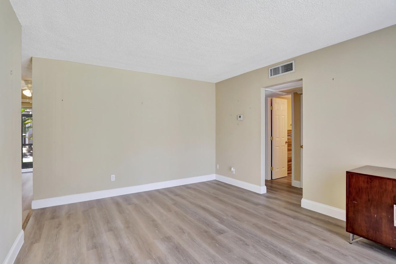 5314 Ne 6th Ave #F20 - Photo 5 of 22