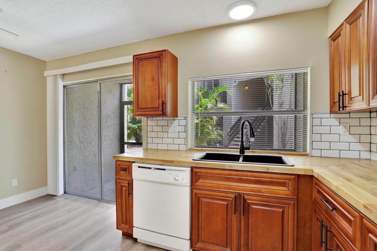 5314 Ne 6th Ave #F20 - Photo 6 of 22