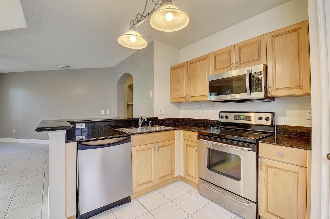 1206 Belmont Pl - Photo 7 of 29