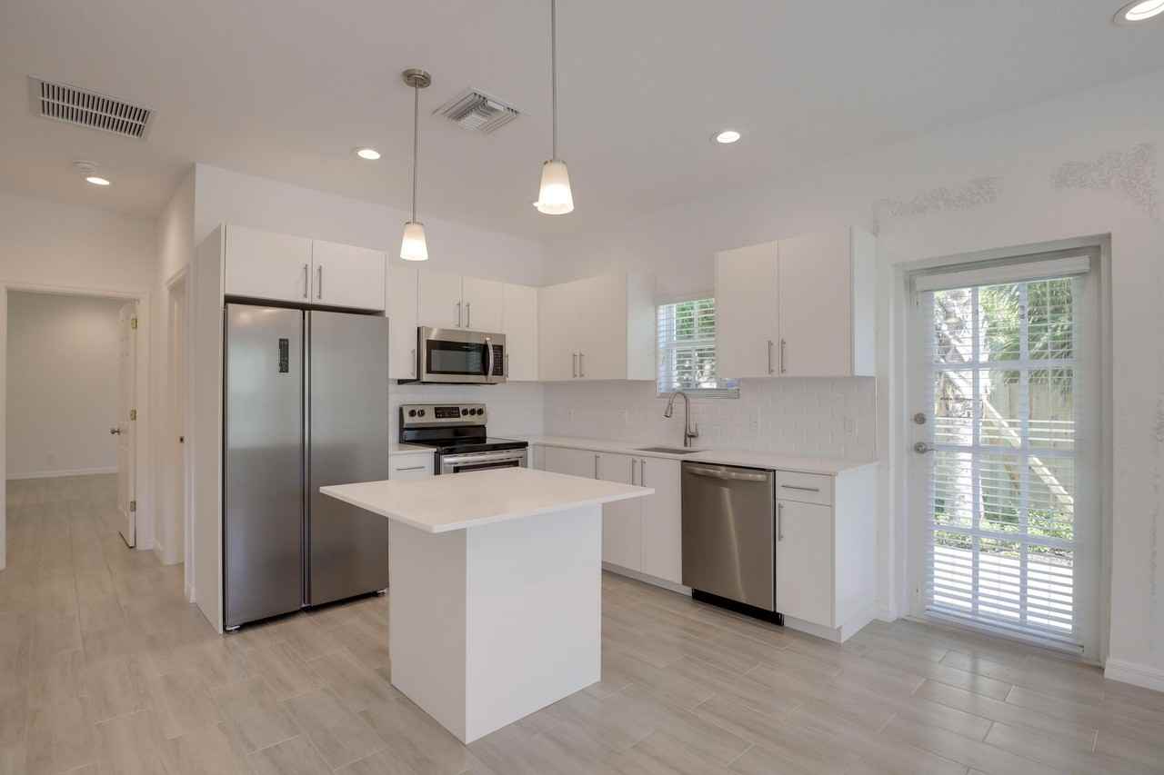 632 11th St - Photo 2 of 11