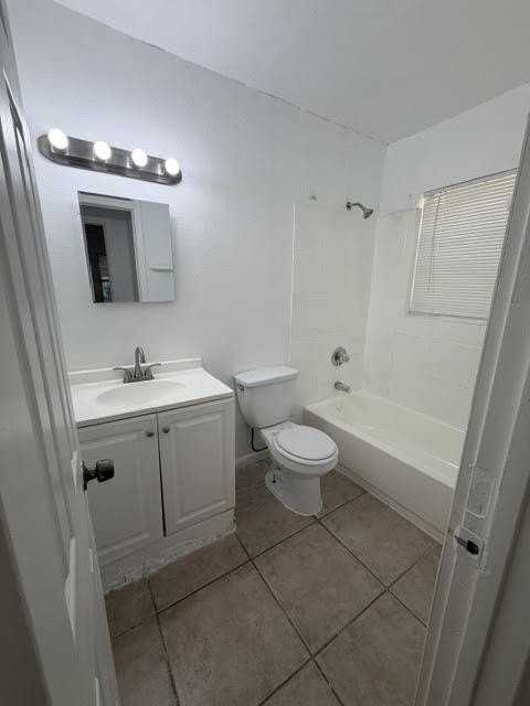 1115 21st St #2 - Photo 3 of 6