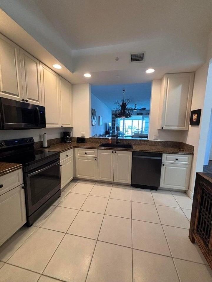 12 Harbour Isle Dr W #306 - Photo 2 of 22