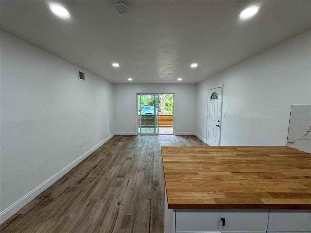 2200 Ne 173rd St #4 - Photo 4 of 11