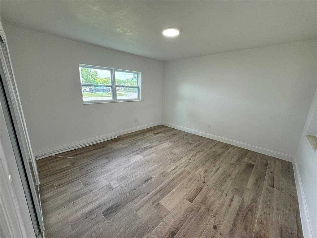 2200 Ne 173rd St #4 - Photo 7 of 11
