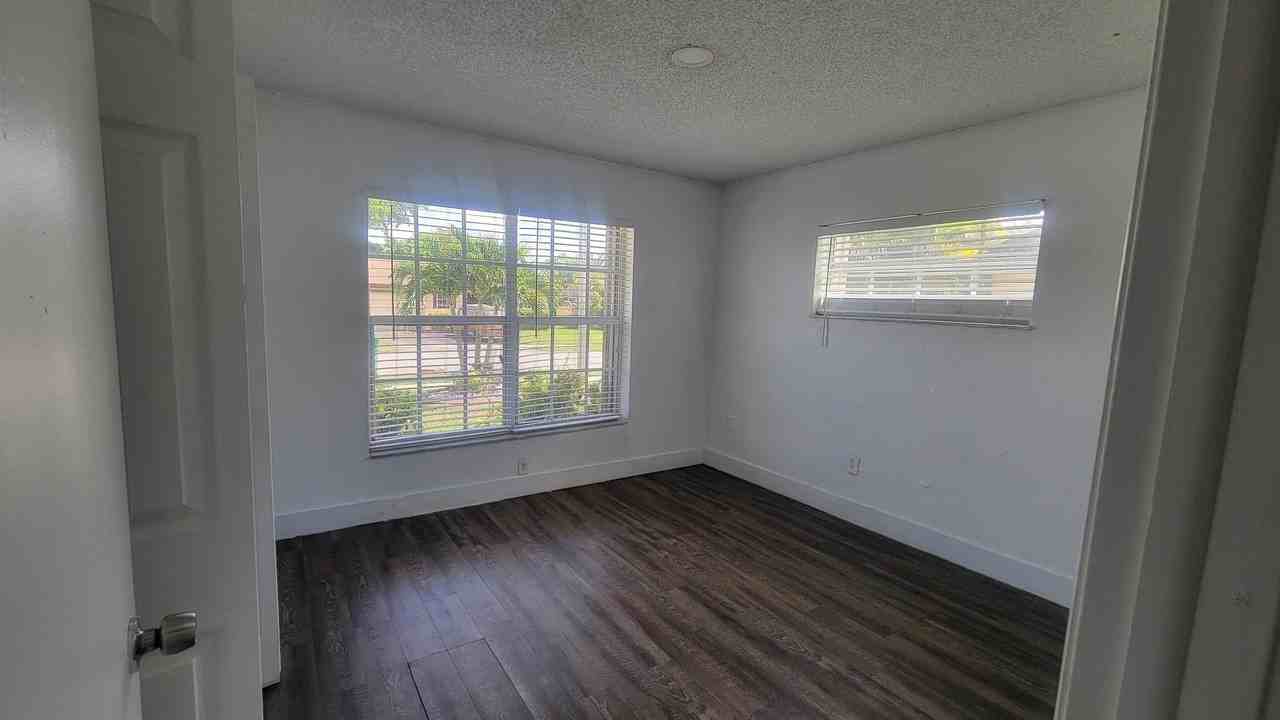 9520 W Daffodil Ln - Photo 5 of 24