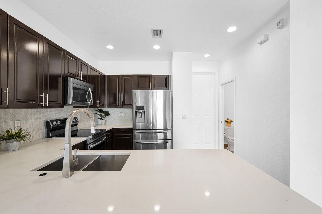 1427 Nw 34th Way - Photo 5 of 49