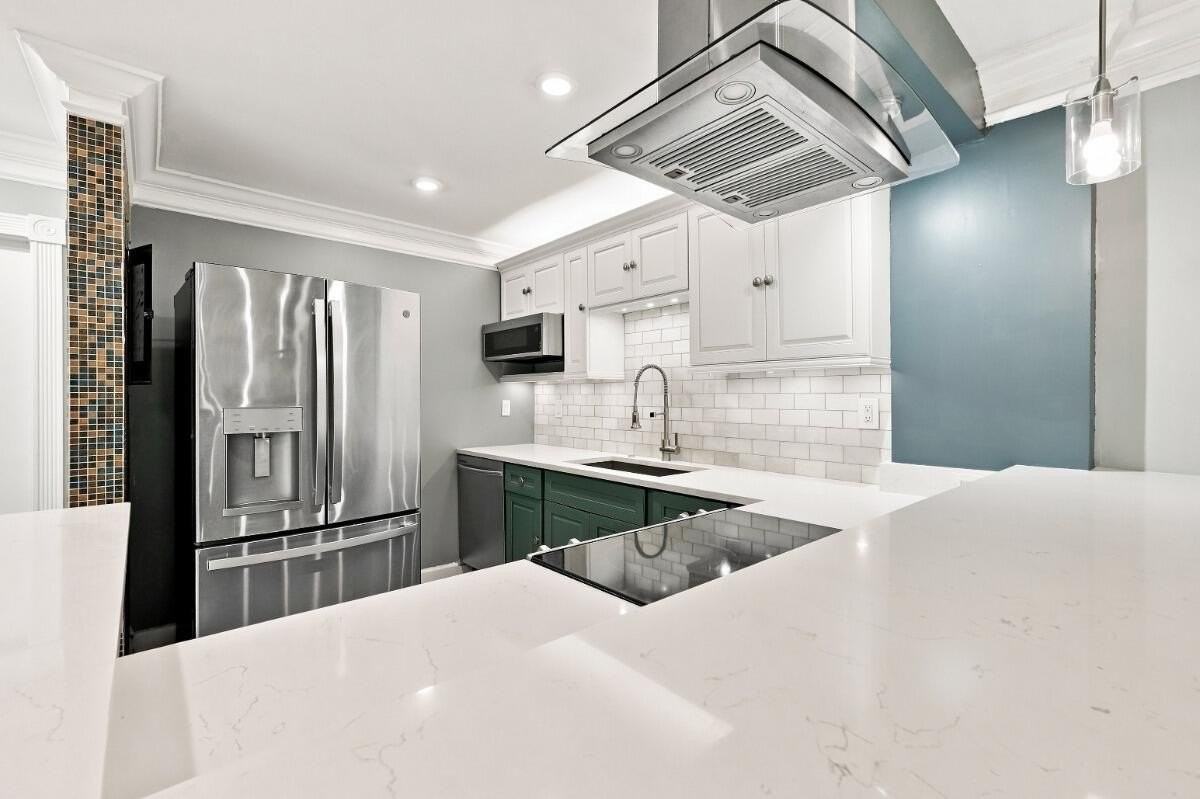 3017 N Oakland Forest Dr #102 - Photo 4 of 33