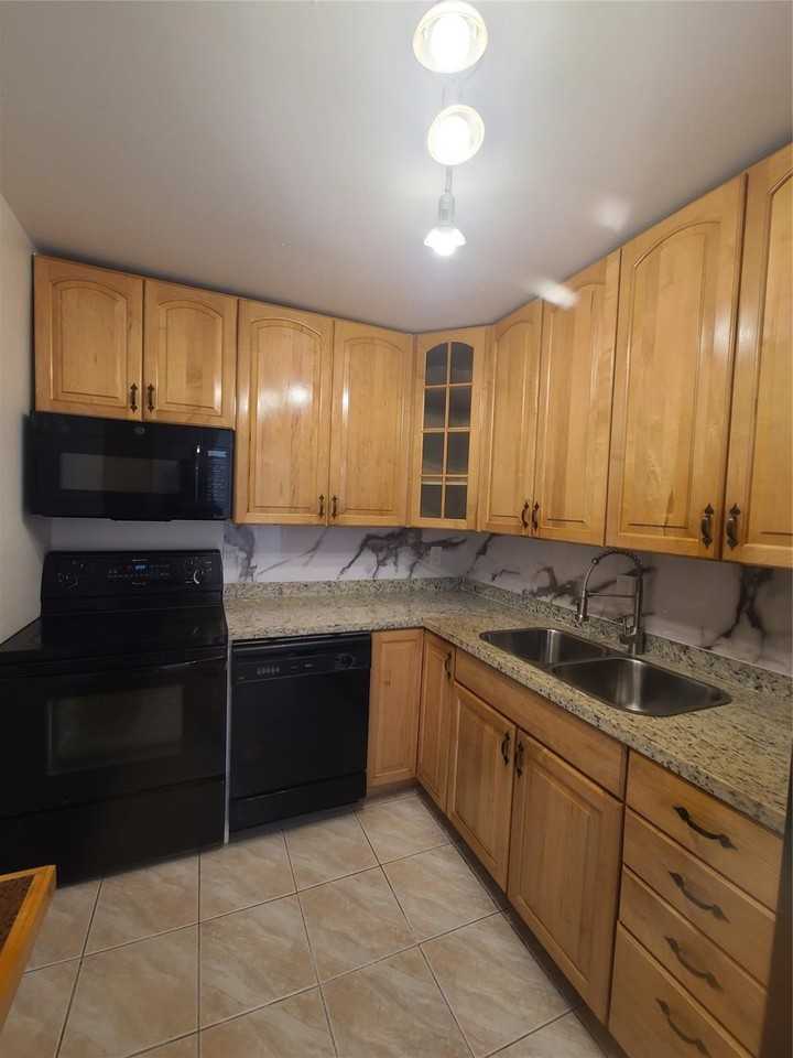 6391 Bay Club Dr #4 - Photo 4 of 32
