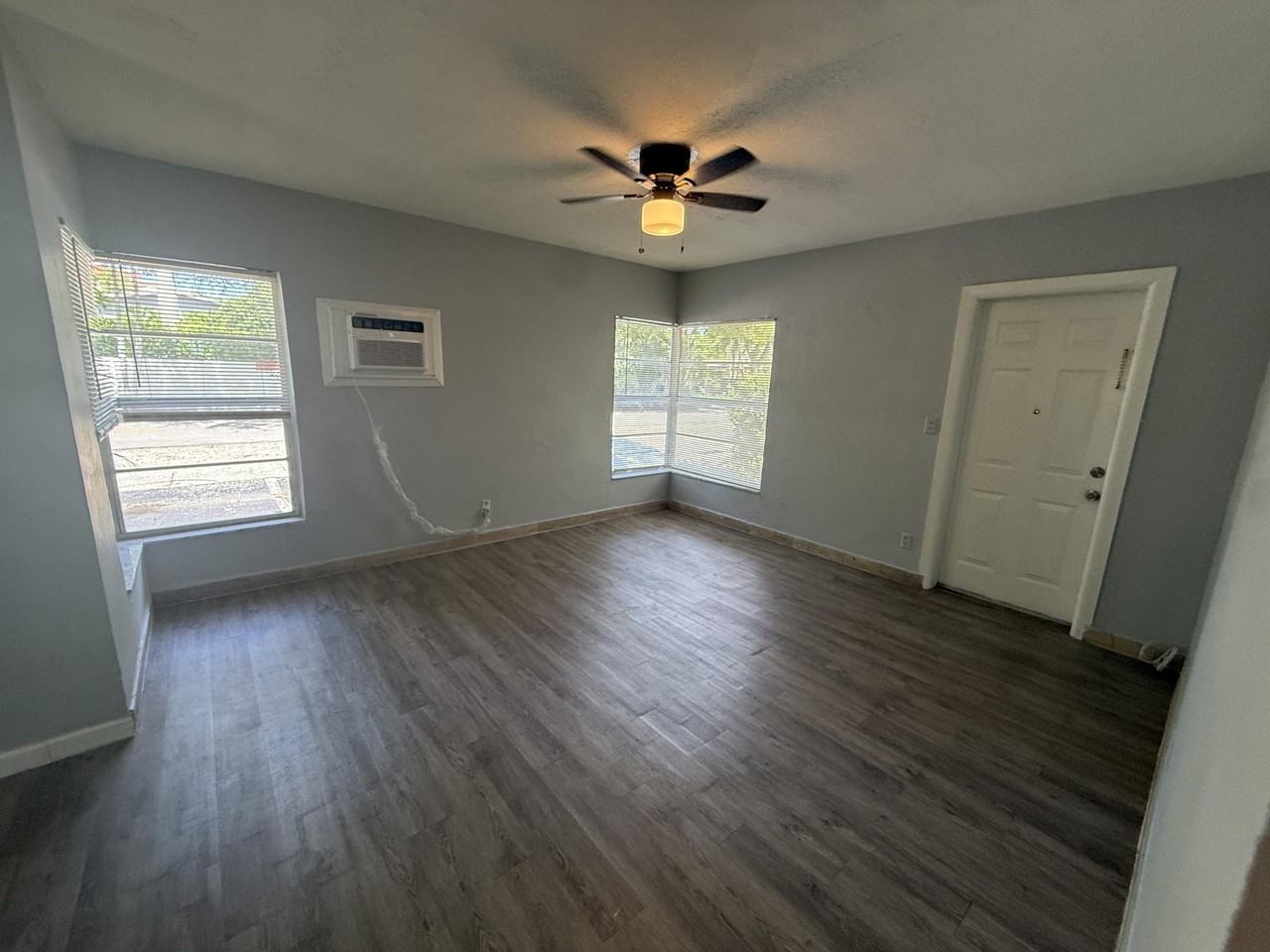 643 Ne 17th Ter #4 - Photo 4 of 16