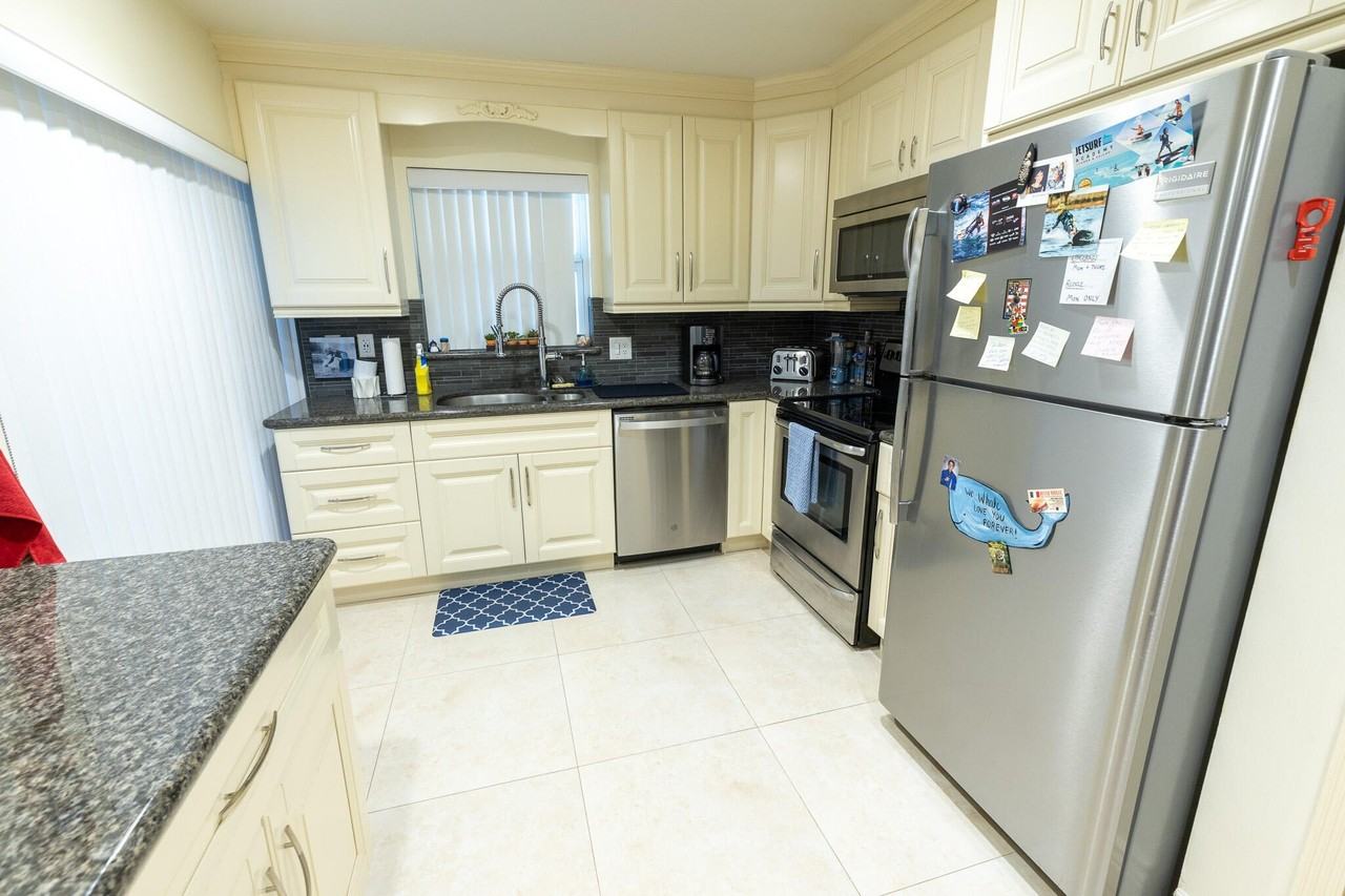 3215 Ne 15th St #203 - Photo 4 of 28