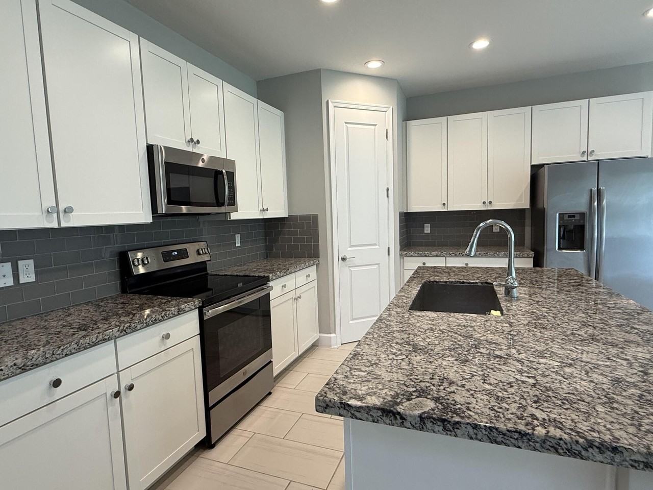 9028 Kingsmoor Way - Photo 5 of 31