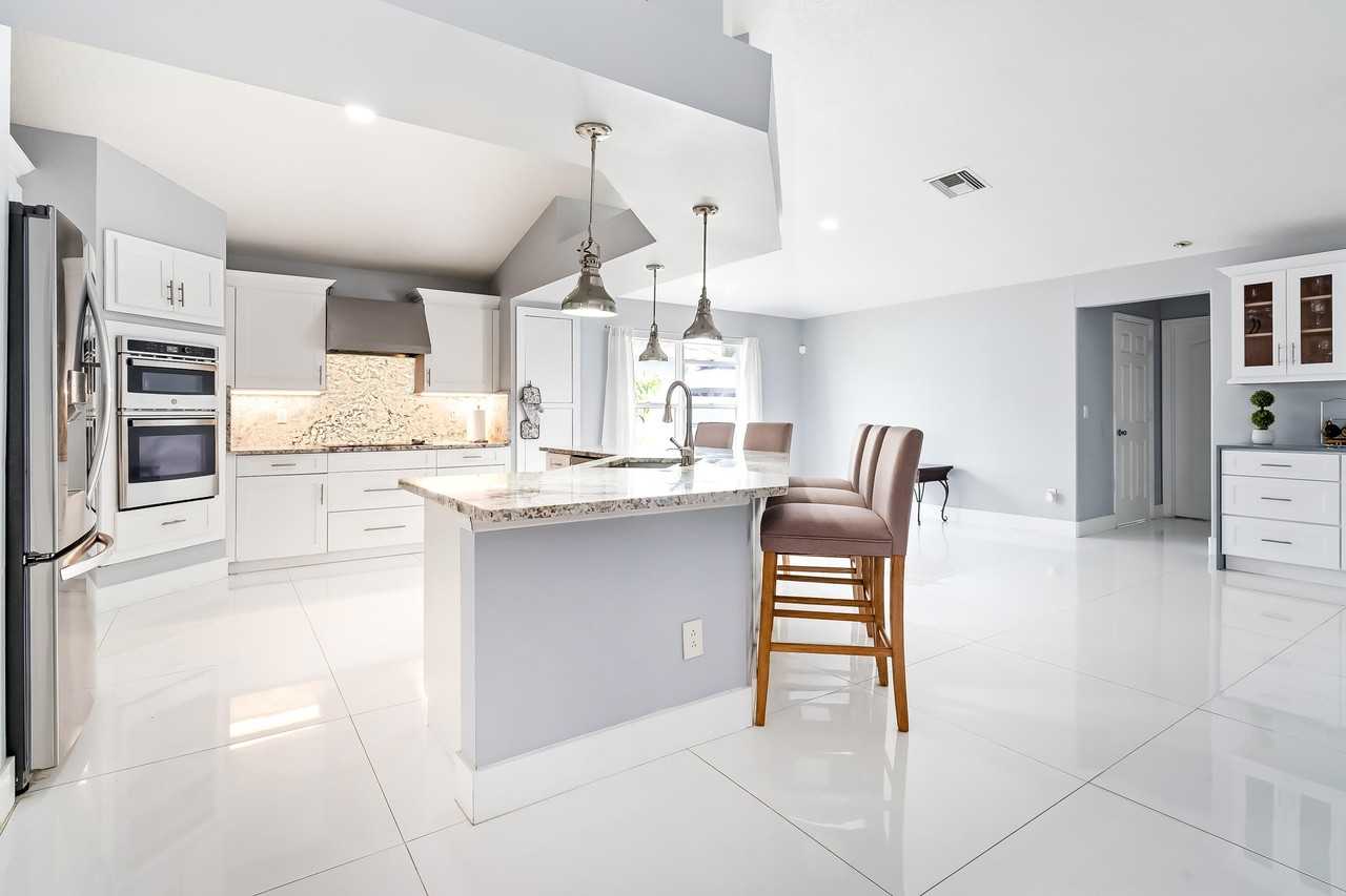 6715 Nw Pinson Ct - Photo 4 of 42