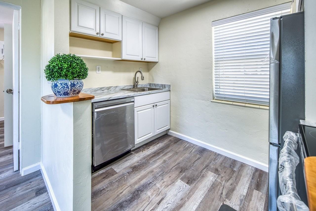 219 N E St #1 - Photo 5 of 20