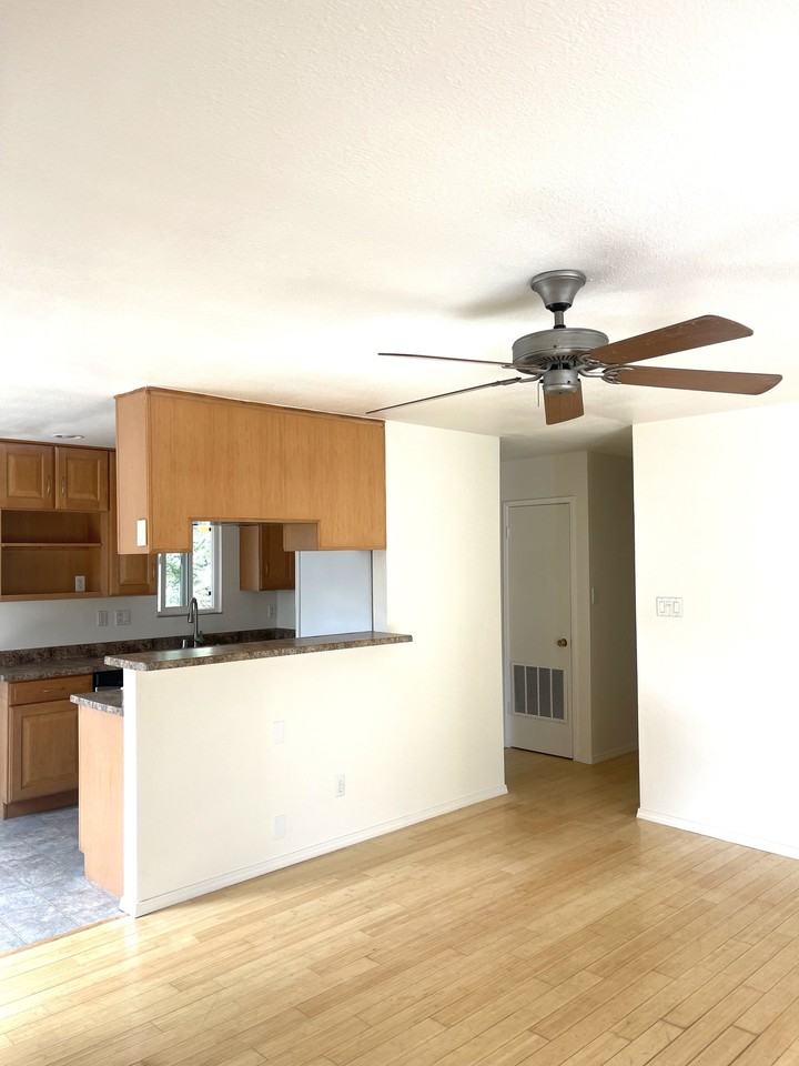 570 Darwin Cir - Photo 4 of 9