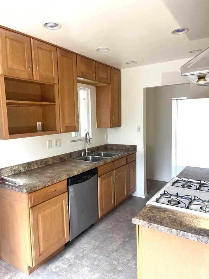 570 Darwin Cir - Photo 5 of 9