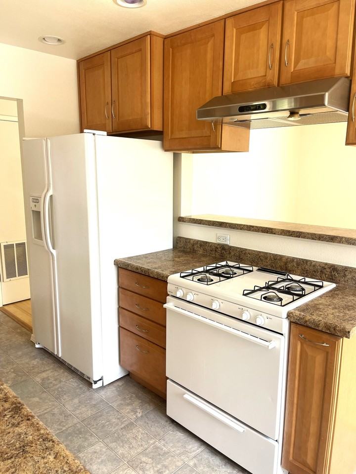 570 Darwin Cir - Photo 6 of 9
