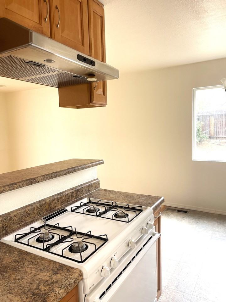570 Darwin Cir - Photo 7 of 9