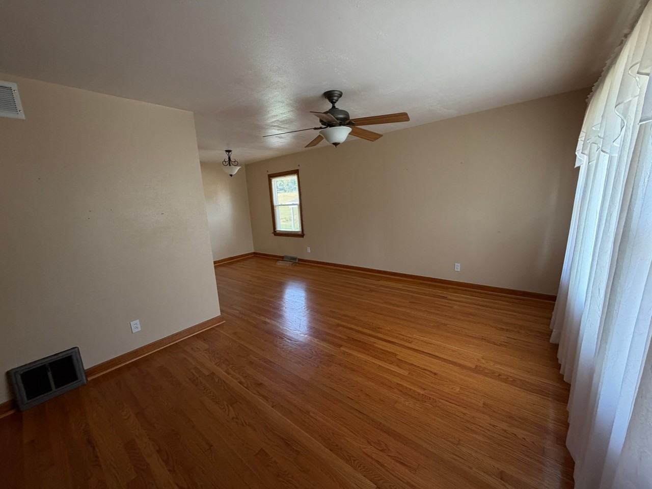 10310 Millwood Ave - Photo 4 of 10