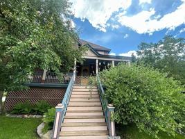 featured image of 747 4th St
