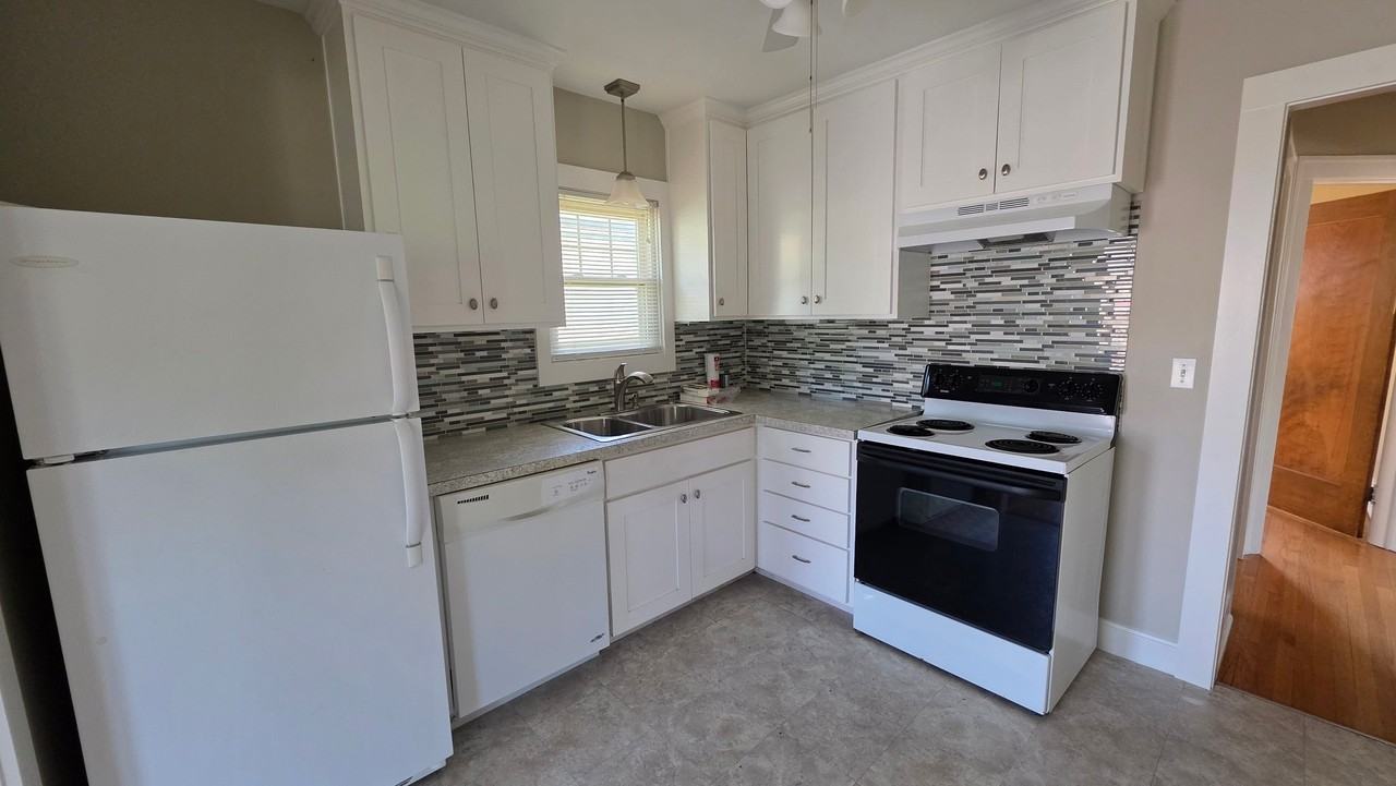 1432 W 48th St #1 - Photo 4 of 14