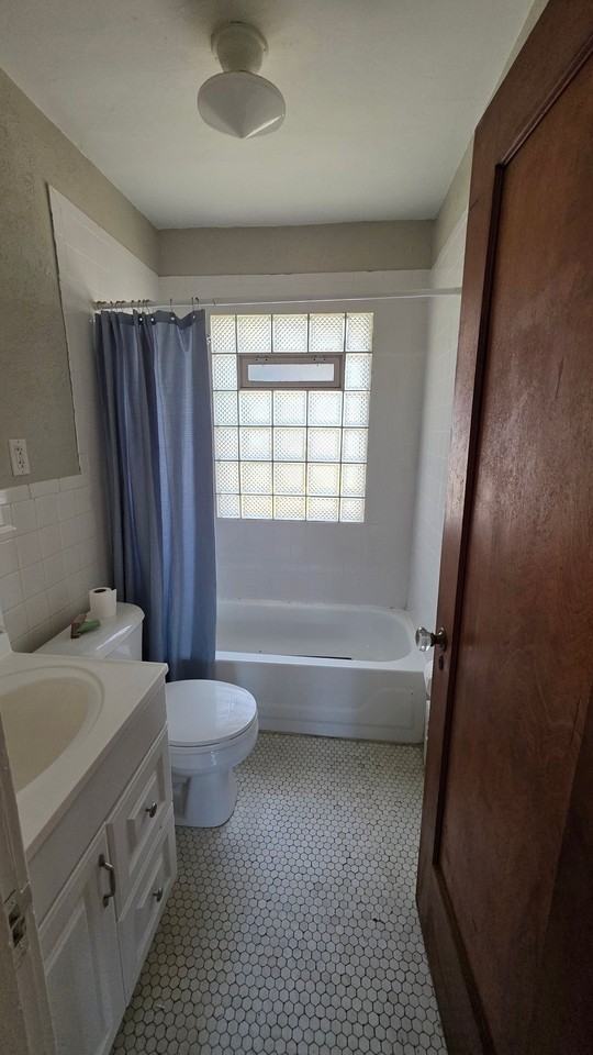 1432 W 48th St #1 - Photo 6 of 14