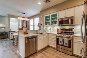 featured image of 4300 Newton Ave #61
