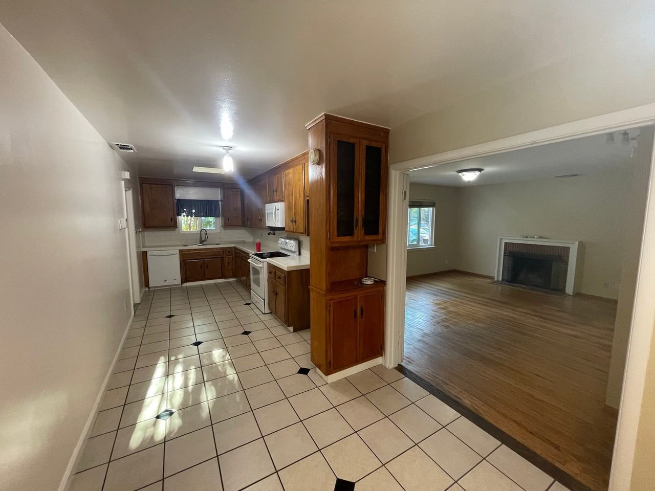 1816 Richmond St - Photo 4 of 10