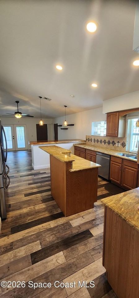 428 Heathrow Cir - Photo 7 of 39