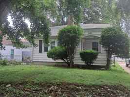 featured image of 825 W Division St
