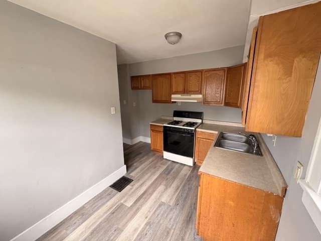 825 W Division St - Photo 6 of 20